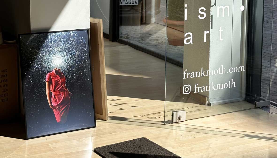 Indrammet kunstværk af Frank Moth