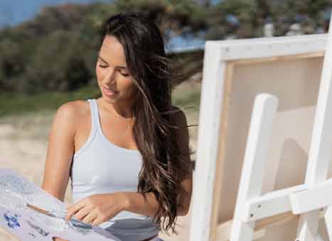 Isabella maler på stranden