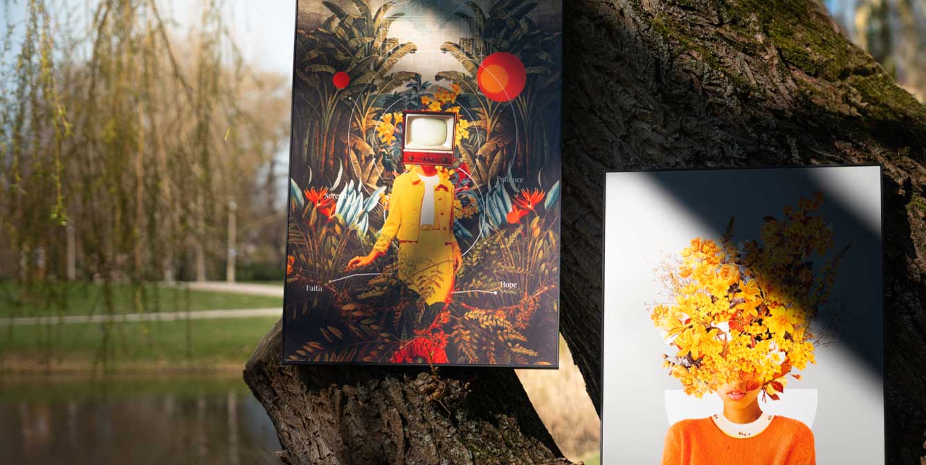 To surrealistiske billeder hænger på et træ i parken – til venstre en figur med et fjernsyn som hoved i et tropisk landskab, til højre et portræt med gule blomster i stedet for et ansigt